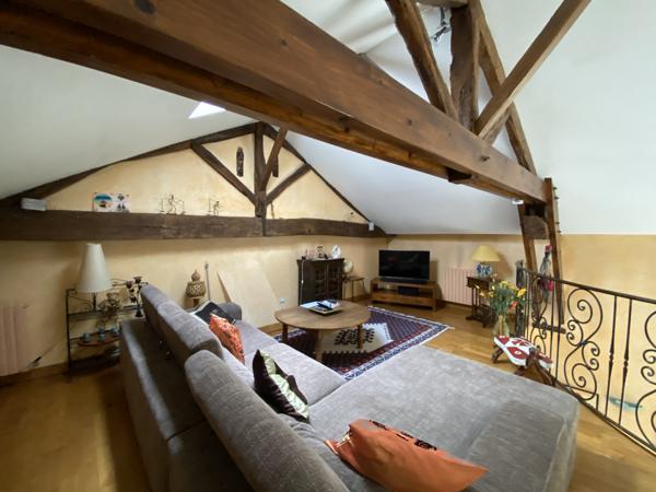 AUX PORTES D'ANGOULEME très belle maison charentaise rénovée avec jardin clos de murs et vaste garage
