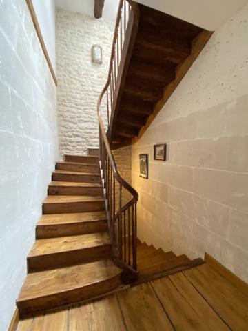 AUX PORTES D'ANGOULEME très belle maison charentaise rénovée avec jardin clos de murs et vaste garage