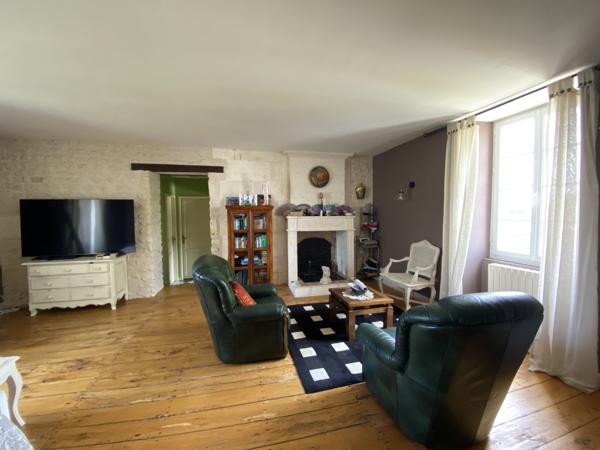 AUX PORTES D'ANGOULEME très belle maison charentaise rénovée avec jardin clos de murs et vaste garage