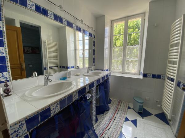 AUX PORTES D'ANGOULEME très belle maison charentaise rénovée avec jardin clos de murs et vaste garage