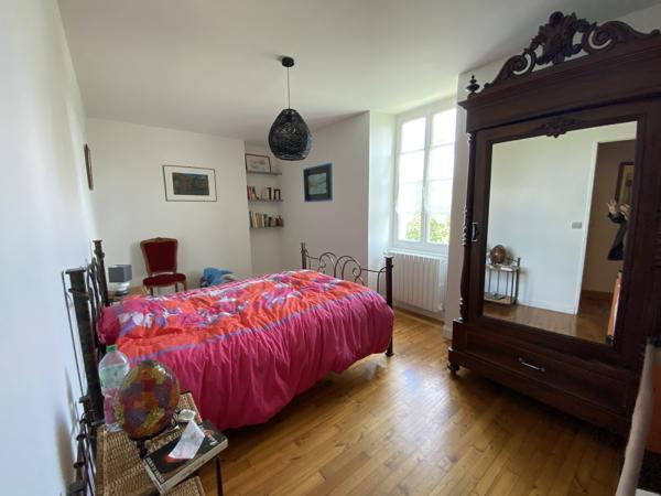 AUX PORTES D'ANGOULEME très belle maison charentaise rénovée avec jardin clos de murs et vaste garage