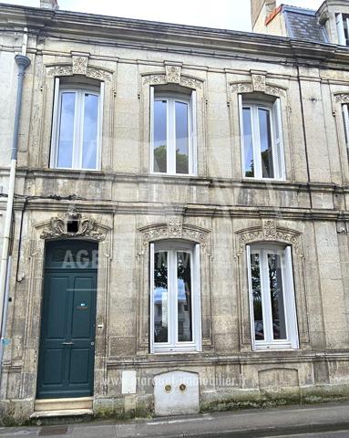 ANGOULEME - ENTRE VICTOR HUGO ET LA BUSSATTE - MAISON DE VILLE AVEC JARDIN, TERRASSE ET GARAGE