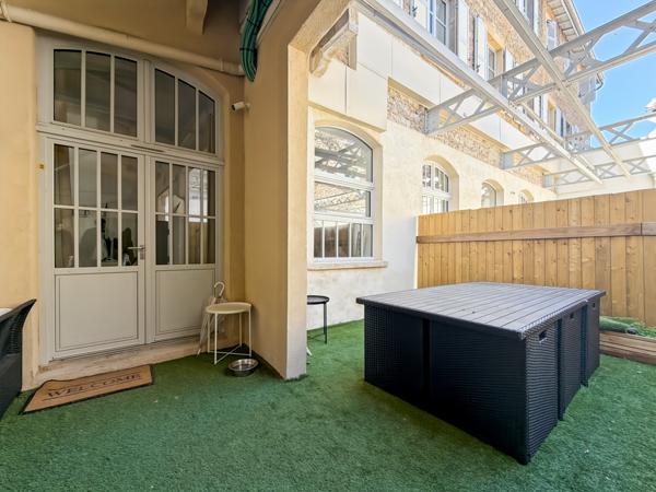 Villefranche-sur-Saône (69400) Superbe loft rénové avec belle hauteur sous plafond et extérieur privatif, au calme – Villefranche-sur-Saône