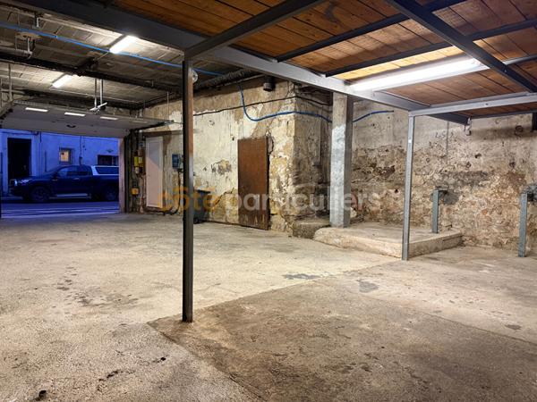 Location Parking / box87 m² - LUNEL (34400)