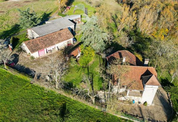 Maison ancienne - Catus Secteur Catus, Ancienne ferme composée d'une maison, d'un gite, grange et hangar sur 9ha.