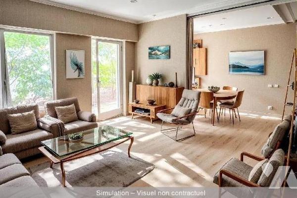 Situé au 84 rue d'Alleray, à proximité immédiate du métro Vaugirard et des commerces, cet appar...