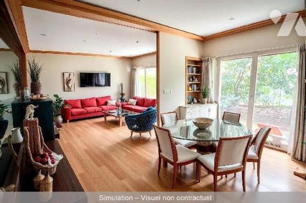 Situé au 84 rue d'Alleray, à proximité immédiate du métro Vaugirard et des commerces, cet appar...