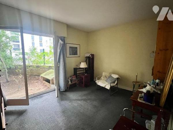 Situé au 84 rue d'Alleray, à proximité immédiate du métro Vaugirard et des commerces, cet appar...