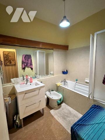 Situé au 84 rue d'Alleray, à proximité immédiate du métro Vaugirard et des commerces, cet appar...