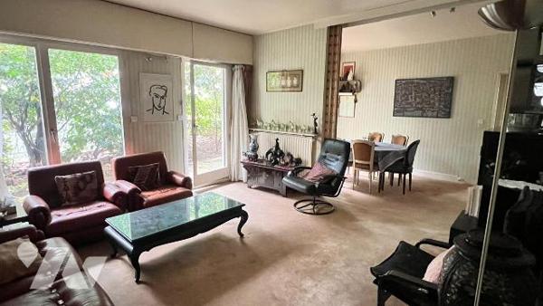 Situé au 84 rue d'Alleray, à proximité immédiate du métro Vaugirard et des commerces, cet appar...