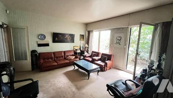 Situé au 84 rue d'Alleray, à proximité immédiate du métro Vaugirard et des commerces, cet appar...