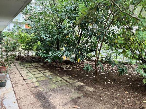 Situé au 84 rue d'Alleray, à proximité immédiate du métro Vaugirard et des commerces, cet appar...