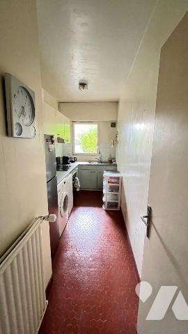 Situé au 84 rue d'Alleray, à proximité immédiate du métro Vaugirard et des commerces, cet appar...