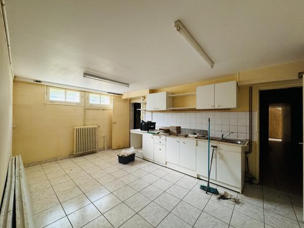 Maison
                                                                                                                                                                                                                                                                                                                        8 pièce(s)                                                                                                                                                                                                          5 chambre(s)                                                                                                                                                                                                          204  m²