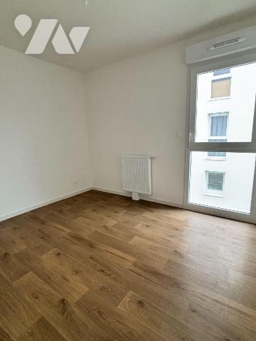 FOUGERES, Forum de la Gare, Appartement T3 neuf avec balcon et parking.
Il comprend entrée ave...