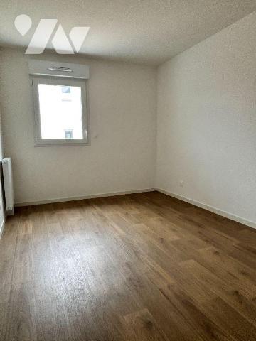 FOUGERES, Forum de la Gare, Appartement T3 neuf avec balcon et parking.
Il comprend entrée ave...