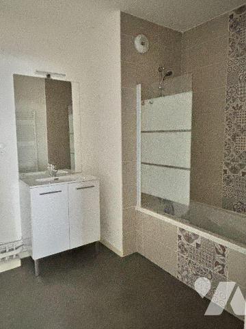 FOUGERES, Forum de la Gare, Appartement T3 neuf avec balcon et parking.
Il comprend entrée ave...