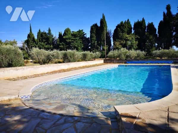 Maison de plain-pied T6 avec piscine  – Terrain 5737 m² – Eyguières (campagne)