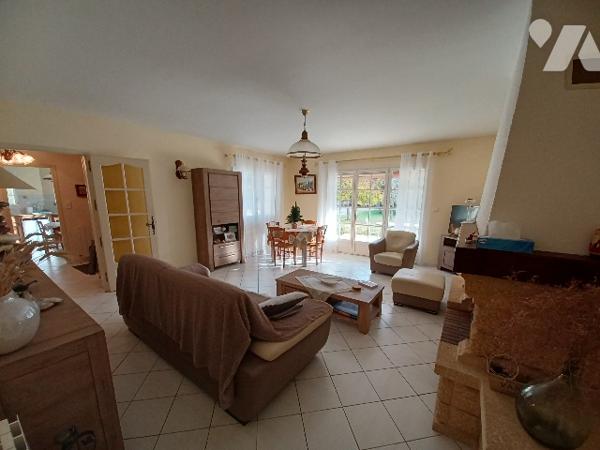 Maison de plain-pied T6 avec piscine  – Terrain 5737 m² – Eyguières (campagne)