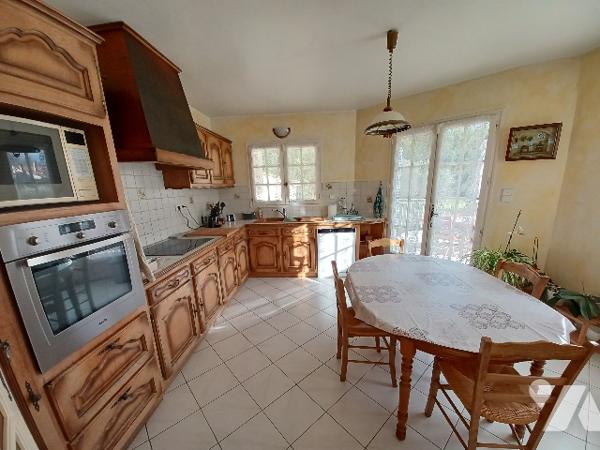 Maison de plain-pied T6 avec piscine  – Terrain 5737 m² – Eyguières (campagne)