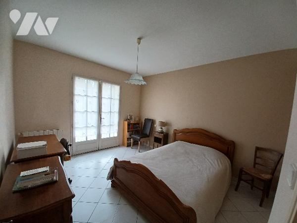 Maison de plain-pied T6 avec piscine  – Terrain 5737 m² – Eyguières (campagne)