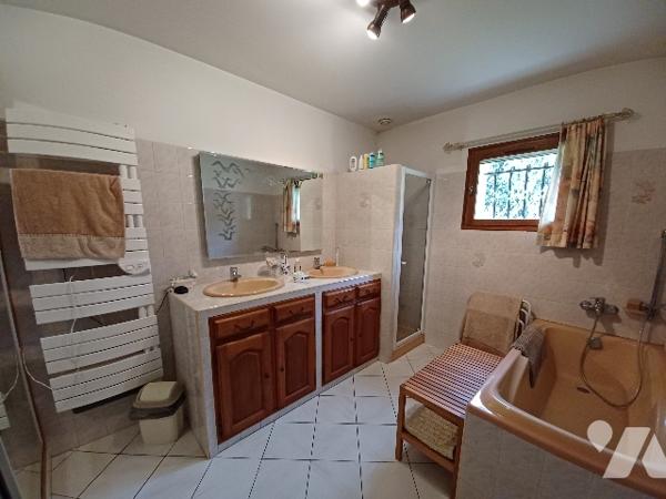 Maison de plain-pied T6 avec piscine  – Terrain 5737 m² – Eyguières (campagne)