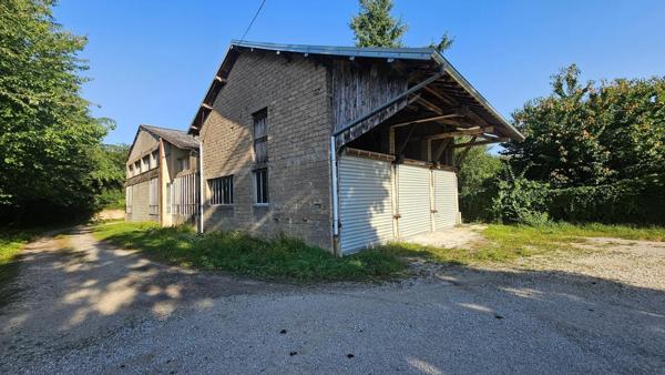 GRAY - Ensemble immobilier composé de garages