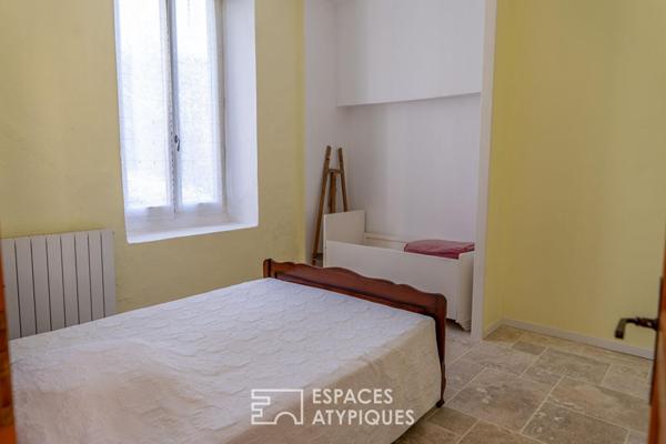 En Ardèche, école réhabilitée en maison de famille avec vue panoramique.