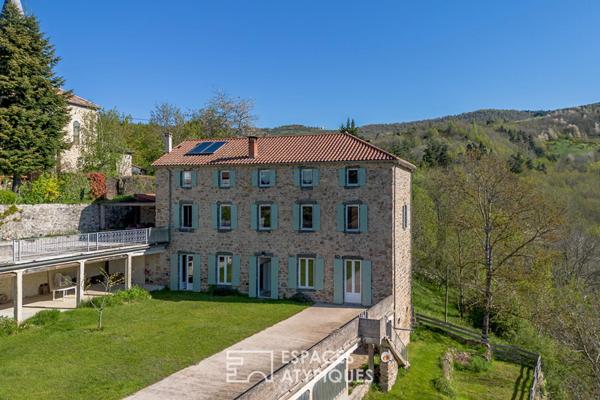 En Ardèche, école réhabilitée en maison de famille avec vue panoramique.