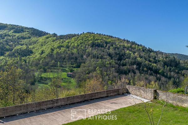 En Ardèche, école réhabilitée en maison de famille avec vue panoramique.