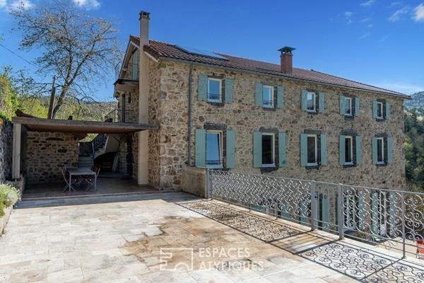 En Ardèche, école réhabilitée en maison de famille avec vue panoramique.