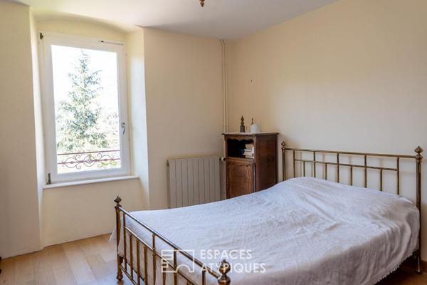 En Ardèche, école réhabilitée en maison de famille avec vue panoramique.