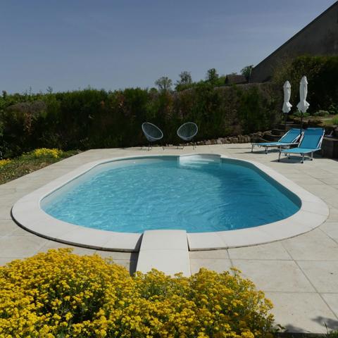 Maison rénovée 5 chambres, piscine chauffée, sur 3500m2.