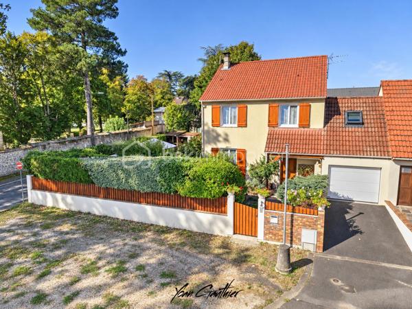 Dans un environnement calme et pavillonnaire, découvrez cette agréable maison familiale construite en 1987, offrant 130 m² habitables, de beaux volumes et une distribution parfaitement adaptée à la vie de famille.
Édifiée sur une belle parcelle paysagée de 500 m², la maison s'ouvre au rez-de-chaussée sur une entrée desservant une cuisine semi-ouverte et un agréable salon-séjour avec cheminée insert, créant une atmosphère chaleureuse et conviviale.
Dans le prolongement des pièces de vie, une belle véranda de plus de 20 m², réalisée en 2013, constitue un véritable espace supplémentaire et permet de profiter pleinement de la vue sur le jardin en toute saison.
Ce niveau dispose également d'un WC indépendant.
À l'étage, l'espace nuit se compose de quatre chambres, toutes de plus de 10 m², offrant ainsi de très beaux volumes. Parmi elles, une suite parentale vient compléter cet espace familial. Une seconde pièce d'eau ainsi qu'un WC indépendant sont également présents à l'étage.
La maison a bénéficié de plusieurs travaux et améliorations au fil des années : fenêtres remplacées en 2019, salle d'eau réalisée en 2020 et salle de bains en 2021, ainsi que la véranda en 2013.
À l'extérieur, vous profiterez d'un jardin paysagé de 500 m², agréable et soigneusement aménagé, ainsi que d'un cabanon de jardin. La propriété bénéficie également d'un double garage avec porte motorisée, particulièrement pratique au quotidien.
Côté emplacement, la maison bénéficie d'une situation idéale pour une vie de famille, avec l'ensemble des commodités accessibles à pied : écoles à proximité, collège à moins de 5 minutes, autres établissements scolaires à environ 15 minutes, commerces de proximité à environ 10 minutes et gare à environ 15 minutes.
L'accès à la Nationale 20 se fait en seulement 5 minutes en voiture, facilitant les déplacements quotidiens.
Une maison familiale aux beaux volumes, parfaitement entretenue et ne nécessitant pas de travaux, qui réunit confort, fonctionnalité et qualité de vie dans un environnement résidentiel recherché.