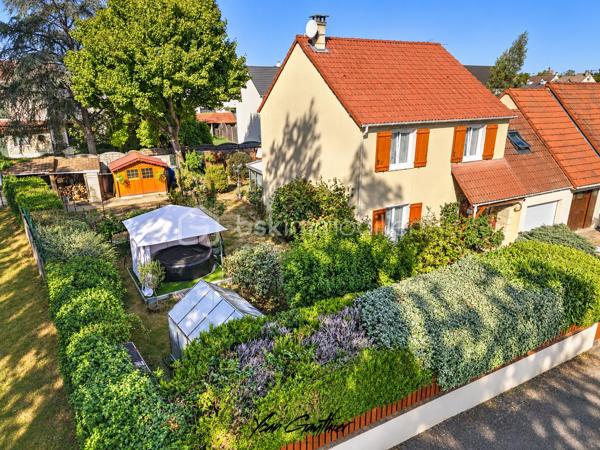 Dans un environnement calme et pavillonnaire, découvrez cette agréable maison familiale construite en 1987, offrant 130 m² habitables, de beaux volumes et une distribution parfaitement adaptée à la vie de famille.
Édifiée sur une belle parcelle paysagée de 500 m², la maison s'ouvre au rez-de-chaussée sur une entrée desservant une cuisine semi-ouverte et un agréable salon-séjour avec cheminée insert, créant une atmosphère chaleureuse et conviviale.
Dans le prolongement des pièces de vie, une belle véranda de plus de 20 m², réalisée en 2013, constitue un véritable espace supplémentaire et permet de profiter pleinement de la vue sur le jardin en toute saison.
Ce niveau dispose également d'un WC indépendant.
À l'étage, l'espace nuit se compose de quatre chambres, toutes de plus de 10 m², offrant ainsi de très beaux volumes. Parmi elles, une suite parentale vient compléter cet espace familial. Une seconde pièce d'eau ainsi qu'un WC indépendant sont également présents à l'étage.
La maison a bénéficié de plusieurs travaux et améliorations au fil des années : fenêtres remplacées en 2019, salle d'eau réalisée en 2020 et salle de bains en 2021, ainsi que la véranda en 2013.
À l'extérieur, vous profiterez d'un jardin paysagé de 500 m², agréable et soigneusement aménagé, ainsi que d'un cabanon de jardin. La propriété bénéficie également d'un double garage avec porte motorisée, particulièrement pratique au quotidien.
Côté emplacement, la maison bénéficie d'une situation idéale pour une vie de famille, avec l'ensemble des commodités accessibles à pied : écoles à proximité, collège à moins de 5 minutes, autres établissements scolaires à environ 15 minutes, commerces de proximité à environ 10 minutes et gare à environ 15 minutes.
L'accès à la Nationale 20 se fait en seulement 5 minutes en voiture, facilitant les déplacements quotidiens.
Une maison familiale aux beaux volumes, parfaitement entretenue et ne nécessitant pas de travaux, qui réunit confort, fonctionnalité et qualité de vie dans un environnement résidentiel recherché.