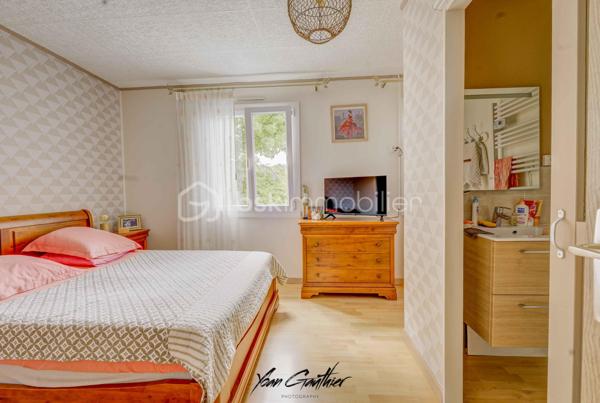 Dans un environnement calme et pavillonnaire, découvrez cette agréable maison familiale construite en 1987, offrant 130 m² habitables, de beaux volumes et une distribution parfaitement adaptée à la vie de famille.
Édifiée sur une belle parcelle paysagée de 500 m², la maison s'ouvre au rez-de-chaussée sur une entrée desservant une cuisine semi-ouverte et un agréable salon-séjour avec cheminée insert, créant une atmosphère chaleureuse et conviviale.
Dans le prolongement des pièces de vie, une belle véranda de plus de 20 m², réalisée en 2013, constitue un véritable espace supplémentaire et permet de profiter pleinement de la vue sur le jardin en toute saison.
Ce niveau dispose également d'un WC indépendant.
À l'étage, l'espace nuit se compose de quatre chambres, toutes de plus de 10 m², offrant ainsi de très beaux volumes. Parmi elles, une suite parentale vient compléter cet espace familial. Une seconde pièce d'eau ainsi qu'un WC indépendant sont également présents à l'étage.
La maison a bénéficié de plusieurs travaux et améliorations au fil des années : fenêtres remplacées en 2019, salle d'eau réalisée en 2020 et salle de bains en 2021, ainsi que la véranda en 2013.
À l'extérieur, vous profiterez d'un jardin paysagé de 500 m², agréable et soigneusement aménagé, ainsi que d'un cabanon de jardin. La propriété bénéficie également d'un double garage avec porte motorisée, particulièrement pratique au quotidien.
Côté emplacement, la maison bénéficie d'une situation idéale pour une vie de famille, avec l'ensemble des commodités accessibles à pied : écoles à proximité, collège à moins de 5 minutes, autres établissements scolaires à environ 15 minutes, commerces de proximité à environ 10 minutes et gare à environ 15 minutes.
L'accès à la Nationale 20 se fait en seulement 5 minutes en voiture, facilitant les déplacements quotidiens.
Une maison familiale aux beaux volumes, parfaitement entretenue et ne nécessitant pas de travaux, qui réunit confort, fonctionnalité et qualité de vie dans un environnement résidentiel recherché.
