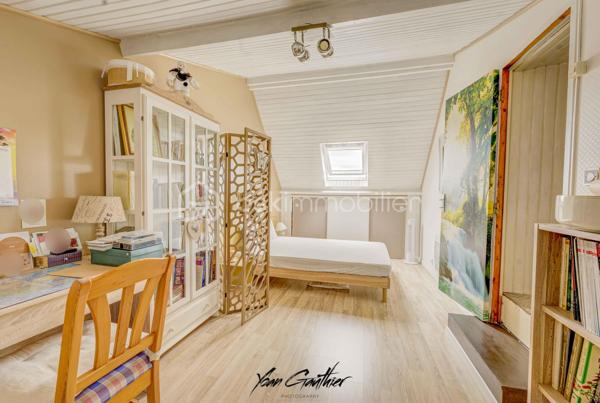Dans un environnement calme et pavillonnaire, découvrez cette agréable maison familiale construite en 1987, offrant 130 m² habitables, de beaux volumes et une distribution parfaitement adaptée à la vie de famille.
Édifiée sur une belle parcelle paysagée de 500 m², la maison s'ouvre au rez-de-chaussée sur une entrée desservant une cuisine semi-ouverte et un agréable salon-séjour avec cheminée insert, créant une atmosphère chaleureuse et conviviale.
Dans le prolongement des pièces de vie, une belle véranda de plus de 20 m², réalisée en 2013, constitue un véritable espace supplémentaire et permet de profiter pleinement de la vue sur le jardin en toute saison.
Ce niveau dispose également d'un WC indépendant.
À l'étage, l'espace nuit se compose de quatre chambres, toutes de plus de 10 m², offrant ainsi de très beaux volumes. Parmi elles, une suite parentale vient compléter cet espace familial. Une seconde pièce d'eau ainsi qu'un WC indépendant sont également présents à l'étage.
La maison a bénéficié de plusieurs travaux et améliorations au fil des années : fenêtres remplacées en 2019, salle d'eau réalisée en 2020 et salle de bains en 2021, ainsi que la véranda en 2013.
À l'extérieur, vous profiterez d'un jardin paysagé de 500 m², agréable et soigneusement aménagé, ainsi que d'un cabanon de jardin. La propriété bénéficie également d'un double garage avec porte motorisée, particulièrement pratique au quotidien.
Côté emplacement, la maison bénéficie d'une situation idéale pour une vie de famille, avec l'ensemble des commodités accessibles à pied : écoles à proximité, collège à moins de 5 minutes, autres établissements scolaires à environ 15 minutes, commerces de proximité à environ 10 minutes et gare à environ 15 minutes.
L'accès à la Nationale 20 se fait en seulement 5 minutes en voiture, facilitant les déplacements quotidiens.
Une maison familiale aux beaux volumes, parfaitement entretenue et ne nécessitant pas de travaux, qui réunit confort, fonctionnalité et qualité de vie dans un environnement résidentiel recherché.