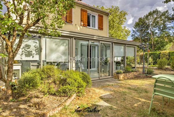 Dans un environnement calme et pavillonnaire, découvrez cette agréable maison familiale construite en 1987, offrant 130 m² habitables, de beaux volumes et une distribution parfaitement adaptée à la vie de famille.
Édifiée sur une belle parcelle paysagée de 500 m², la maison s'ouvre au rez-de-chaussée sur une entrée desservant une cuisine semi-ouverte et un agréable salon-séjour avec cheminée insert, créant une atmosphère chaleureuse et conviviale.
Dans le prolongement des pièces de vie, une belle véranda de plus de 20 m², réalisée en 2013, constitue un véritable espace supplémentaire et permet de profiter pleinement de la vue sur le jardin en toute saison.
Ce niveau dispose également d'un WC indépendant.
À l'étage, l'espace nuit se compose de quatre chambres, toutes de plus de 10 m², offrant ainsi de très beaux volumes. Parmi elles, une suite parentale vient compléter cet espace familial. Une seconde pièce d'eau ainsi qu'un WC indépendant sont également présents à l'étage.
La maison a bénéficié de plusieurs travaux et améliorations au fil des années : fenêtres remplacées en 2019, salle d'eau réalisée en 2020 et salle de bains en 2021, ainsi que la véranda en 2013.
À l'extérieur, vous profiterez d'un jardin paysagé de 500 m², agréable et soigneusement aménagé, ainsi que d'un cabanon de jardin. La propriété bénéficie également d'un double garage avec porte motorisée, particulièrement pratique au quotidien.
Côté emplacement, la maison bénéficie d'une situation idéale pour une vie de famille, avec l'ensemble des commodités accessibles à pied : écoles à proximité, collège à moins de 5 minutes, autres établissements scolaires à environ 15 minutes, commerces de proximité à environ 10 minutes et gare à environ 15 minutes.
L'accès à la Nationale 20 se fait en seulement 5 minutes en voiture, facilitant les déplacements quotidiens.
Une maison familiale aux beaux volumes, parfaitement entretenue et ne nécessitant pas de travaux, qui réunit confort, fonctionnalité et qualité de vie dans un environnement résidentiel recherché.