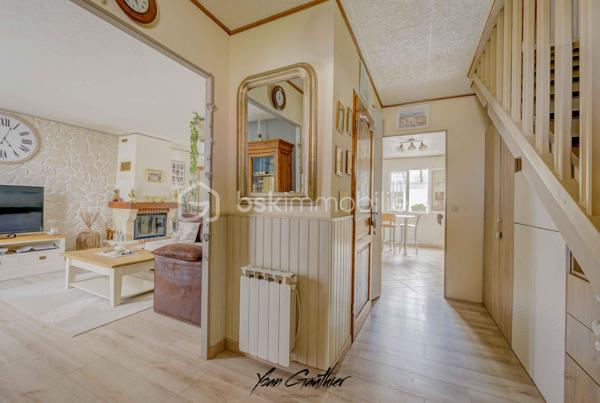 Dans un environnement calme et pavillonnaire, découvrez cette agréable maison familiale construite en 1987, offrant 130 m² habitables, de beaux volumes et une distribution parfaitement adaptée à la vie de famille.
Édifiée sur une belle parcelle paysagée de 500 m², la maison s'ouvre au rez-de-chaussée sur une entrée desservant une cuisine semi-ouverte et un agréable salon-séjour avec cheminée insert, créant une atmosphère chaleureuse et conviviale.
Dans le prolongement des pièces de vie, une belle véranda de plus de 20 m², réalisée en 2013, constitue un véritable espace supplémentaire et permet de profiter pleinement de la vue sur le jardin en toute saison.
Ce niveau dispose également d'un WC indépendant.
À l'étage, l'espace nuit se compose de quatre chambres, toutes de plus de 10 m², offrant ainsi de très beaux volumes. Parmi elles, une suite parentale vient compléter cet espace familial. Une seconde pièce d'eau ainsi qu'un WC indépendant sont également présents à l'étage.
La maison a bénéficié de plusieurs travaux et améliorations au fil des années : fenêtres remplacées en 2019, salle d'eau réalisée en 2020 et salle de bains en 2021, ainsi que la véranda en 2013.
À l'extérieur, vous profiterez d'un jardin paysagé de 500 m², agréable et soigneusement aménagé, ainsi que d'un cabanon de jardin. La propriété bénéficie également d'un double garage avec porte motorisée, particulièrement pratique au quotidien.
Côté emplacement, la maison bénéficie d'une situation idéale pour une vie de famille, avec l'ensemble des commodités accessibles à pied : écoles à proximité, collège à moins de 5 minutes, autres établissements scolaires à environ 15 minutes, commerces de proximité à environ 10 minutes et gare à environ 15 minutes.
L'accès à la Nationale 20 se fait en seulement 5 minutes en voiture, facilitant les déplacements quotidiens.
Une maison familiale aux beaux volumes, parfaitement entretenue et ne nécessitant pas de travaux, qui réunit confort, fonctionnalité et qualité de vie dans un environnement résidentiel recherché.