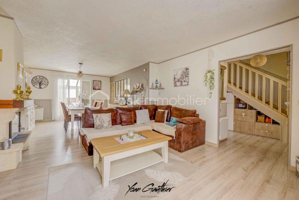 Dans un environnement calme et pavillonnaire, découvrez cette agréable maison familiale construite en 1987, offrant 130 m² habitables, de beaux volumes et une distribution parfaitement adaptée à la vie de famille.
Édifiée sur une belle parcelle paysagée de 500 m², la maison s'ouvre au rez-de-chaussée sur une entrée desservant une cuisine semi-ouverte et un agréable salon-séjour avec cheminée insert, créant une atmosphère chaleureuse et conviviale.
Dans le prolongement des pièces de vie, une belle véranda de plus de 20 m², réalisée en 2013, constitue un véritable espace supplémentaire et permet de profiter pleinement de la vue sur le jardin en toute saison.
Ce niveau dispose également d'un WC indépendant.
À l'étage, l'espace nuit se compose de quatre chambres, toutes de plus de 10 m², offrant ainsi de très beaux volumes. Parmi elles, une suite parentale vient compléter cet espace familial. Une seconde pièce d'eau ainsi qu'un WC indépendant sont également présents à l'étage.
La maison a bénéficié de plusieurs travaux et améliorations au fil des années : fenêtres remplacées en 2019, salle d'eau réalisée en 2020 et salle de bains en 2021, ainsi que la véranda en 2013.
À l'extérieur, vous profiterez d'un jardin paysagé de 500 m², agréable et soigneusement aménagé, ainsi que d'un cabanon de jardin. La propriété bénéficie également d'un double garage avec porte motorisée, particulièrement pratique au quotidien.
Côté emplacement, la maison bénéficie d'une situation idéale pour une vie de famille, avec l'ensemble des commodités accessibles à pied : écoles à proximité, collège à moins de 5 minutes, autres établissements scolaires à environ 15 minutes, commerces de proximité à environ 10 minutes et gare à environ 15 minutes.
L'accès à la Nationale 20 se fait en seulement 5 minutes en voiture, facilitant les déplacements quotidiens.
Une maison familiale aux beaux volumes, parfaitement entretenue et ne nécessitant pas de travaux, qui réunit confort, fonctionnalité et qualité de vie dans un environnement résidentiel recherché.