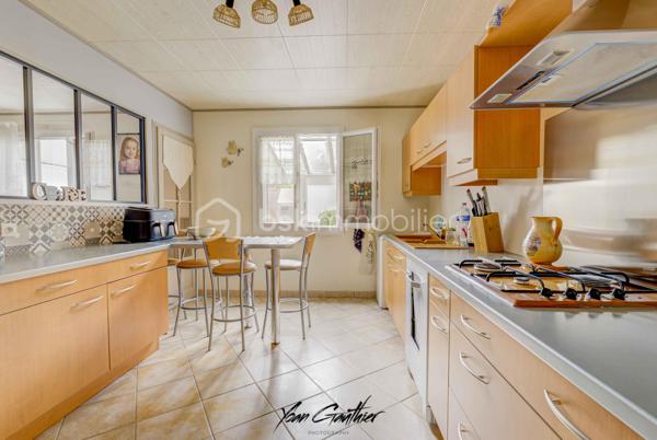 Dans un environnement calme et pavillonnaire, découvrez cette agréable maison familiale construite en 1987, offrant 130 m² habitables, de beaux volumes et une distribution parfaitement adaptée à la vie de famille.
Édifiée sur une belle parcelle paysagée de 500 m², la maison s'ouvre au rez-de-chaussée sur une entrée desservant une cuisine semi-ouverte et un agréable salon-séjour avec cheminée insert, créant une atmosphère chaleureuse et conviviale.
Dans le prolongement des pièces de vie, une belle véranda de plus de 20 m², réalisée en 2013, constitue un véritable espace supplémentaire et permet de profiter pleinement de la vue sur le jardin en toute saison.
Ce niveau dispose également d'un WC indépendant.
À l'étage, l'espace nuit se compose de quatre chambres, toutes de plus de 10 m², offrant ainsi de très beaux volumes. Parmi elles, une suite parentale vient compléter cet espace familial. Une seconde pièce d'eau ainsi qu'un WC indépendant sont également présents à l'étage.
La maison a bénéficié de plusieurs travaux et améliorations au fil des années : fenêtres remplacées en 2019, salle d'eau réalisée en 2020 et salle de bains en 2021, ainsi que la véranda en 2013.
À l'extérieur, vous profiterez d'un jardin paysagé de 500 m², agréable et soigneusement aménagé, ainsi que d'un cabanon de jardin. La propriété bénéficie également d'un double garage avec porte motorisée, particulièrement pratique au quotidien.
Côté emplacement, la maison bénéficie d'une situation idéale pour une vie de famille, avec l'ensemble des commodités accessibles à pied : écoles à proximité, collège à moins de 5 minutes, autres établissements scolaires à environ 15 minutes, commerces de proximité à environ 10 minutes et gare à environ 15 minutes.
L'accès à la Nationale 20 se fait en seulement 5 minutes en voiture, facilitant les déplacements quotidiens.
Une maison familiale aux beaux volumes, parfaitement entretenue et ne nécessitant pas de travaux, qui réunit confort, fonctionnalité et qualité de vie dans un environnement résidentiel recherché.