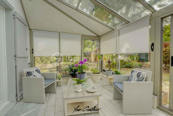 Dans un environnement calme et pavillonnaire, découvrez cette agréable maison familiale construite en 1987, offrant 130 m² habitables, de beaux volumes et une distribution parfaitement adaptée à la vie de famille.
Édifiée sur une belle parcelle paysagée de 500 m², la maison s'ouvre au rez-de-chaussée sur une entrée desservant une cuisine semi-ouverte et un agréable salon-séjour avec cheminée insert, créant une atmosphère chaleureuse et conviviale.
Dans le prolongement des pièces de vie, une belle véranda de plus de 20 m², réalisée en 2013, constitue un véritable espace supplémentaire et permet de profiter pleinement de la vue sur le jardin en toute saison.
Ce niveau dispose également d'un WC indépendant.
À l'étage, l'espace nuit se compose de quatre chambres, toutes de plus de 10 m², offrant ainsi de très beaux volumes. Parmi elles, une suite parentale vient compléter cet espace familial. Une seconde pièce d'eau ainsi qu'un WC indépendant sont également présents à l'étage.
La maison a bénéficié de plusieurs travaux et améliorations au fil des années : fenêtres remplacées en 2019, salle d'eau réalisée en 2020 et salle de bains en 2021, ainsi que la véranda en 2013.
À l'extérieur, vous profiterez d'un jardin paysagé de 500 m², agréable et soigneusement aménagé, ainsi que d'un cabanon de jardin. La propriété bénéficie également d'un double garage avec porte motorisée, particulièrement pratique au quotidien.
Côté emplacement, la maison bénéficie d'une situation idéale pour une vie de famille, avec l'ensemble des commodités accessibles à pied : écoles à proximité, collège à moins de 5 minutes, autres établissements scolaires à environ 15 minutes, commerces de proximité à environ 10 minutes et gare à environ 15 minutes.
L'accès à la Nationale 20 se fait en seulement 5 minutes en voiture, facilitant les déplacements quotidiens.
Une maison familiale aux beaux volumes, parfaitement entretenue et ne nécessitant pas de travaux, qui réunit confort, fonctionnalité et qualité de vie dans un environnement résidentiel recherché.