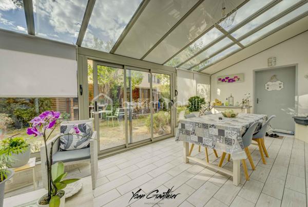 Dans un environnement calme et pavillonnaire, découvrez cette agréable maison familiale construite en 1987, offrant 130 m² habitables, de beaux volumes et une distribution parfaitement adaptée à la vie de famille.
Édifiée sur une belle parcelle paysagée de 500 m², la maison s'ouvre au rez-de-chaussée sur une entrée desservant une cuisine semi-ouverte et un agréable salon-séjour avec cheminée insert, créant une atmosphère chaleureuse et conviviale.
Dans le prolongement des pièces de vie, une belle véranda de plus de 20 m², réalisée en 2013, constitue un véritable espace supplémentaire et permet de profiter pleinement de la vue sur le jardin en toute saison.
Ce niveau dispose également d'un WC indépendant.
À l'étage, l'espace nuit se compose de quatre chambres, toutes de plus de 10 m², offrant ainsi de très beaux volumes. Parmi elles, une suite parentale vient compléter cet espace familial. Une seconde pièce d'eau ainsi qu'un WC indépendant sont également présents à l'étage.
La maison a bénéficié de plusieurs travaux et améliorations au fil des années : fenêtres remplacées en 2019, salle d'eau réalisée en 2020 et salle de bains en 2021, ainsi que la véranda en 2013.
À l'extérieur, vous profiterez d'un jardin paysagé de 500 m², agréable et soigneusement aménagé, ainsi que d'un cabanon de jardin. La propriété bénéficie également d'un double garage avec porte motorisée, particulièrement pratique au quotidien.
Côté emplacement, la maison bénéficie d'une situation idéale pour une vie de famille, avec l'ensemble des commodités accessibles à pied : écoles à proximité, collège à moins de 5 minutes, autres établissements scolaires à environ 15 minutes, commerces de proximité à environ 10 minutes et gare à environ 15 minutes.
L'accès à la Nationale 20 se fait en seulement 5 minutes en voiture, facilitant les déplacements quotidiens.
Une maison familiale aux beaux volumes, parfaitement entretenue et ne nécessitant pas de travaux, qui réunit confort, fonctionnalité et qualité de vie dans un environnement résidentiel recherché.