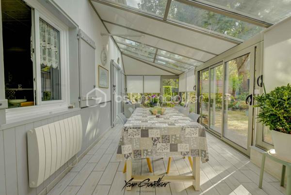 Dans un environnement calme et pavillonnaire, découvrez cette agréable maison familiale construite en 1987, offrant 130 m² habitables, de beaux volumes et une distribution parfaitement adaptée à la vie de famille.
Édifiée sur une belle parcelle paysagée de 500 m², la maison s'ouvre au rez-de-chaussée sur une entrée desservant une cuisine semi-ouverte et un agréable salon-séjour avec cheminée insert, créant une atmosphère chaleureuse et conviviale.
Dans le prolongement des pièces de vie, une belle véranda de plus de 20 m², réalisée en 2013, constitue un véritable espace supplémentaire et permet de profiter pleinement de la vue sur le jardin en toute saison.
Ce niveau dispose également d'un WC indépendant.
À l'étage, l'espace nuit se compose de quatre chambres, toutes de plus de 10 m², offrant ainsi de très beaux volumes. Parmi elles, une suite parentale vient compléter cet espace familial. Une seconde pièce d'eau ainsi qu'un WC indépendant sont également présents à l'étage.
La maison a bénéficié de plusieurs travaux et améliorations au fil des années : fenêtres remplacées en 2019, salle d'eau réalisée en 2020 et salle de bains en 2021, ainsi que la véranda en 2013.
À l'extérieur, vous profiterez d'un jardin paysagé de 500 m², agréable et soigneusement aménagé, ainsi que d'un cabanon de jardin. La propriété bénéficie également d'un double garage avec porte motorisée, particulièrement pratique au quotidien.
Côté emplacement, la maison bénéficie d'une situation idéale pour une vie de famille, avec l'ensemble des commodités accessibles à pied : écoles à proximité, collège à moins de 5 minutes, autres établissements scolaires à environ 15 minutes, commerces de proximité à environ 10 minutes et gare à environ 15 minutes.
L'accès à la Nationale 20 se fait en seulement 5 minutes en voiture, facilitant les déplacements quotidiens.
Une maison familiale aux beaux volumes, parfaitement entretenue et ne nécessitant pas de travaux, qui réunit confort, fonctionnalité et qualité de vie dans un environnement résidentiel recherché.