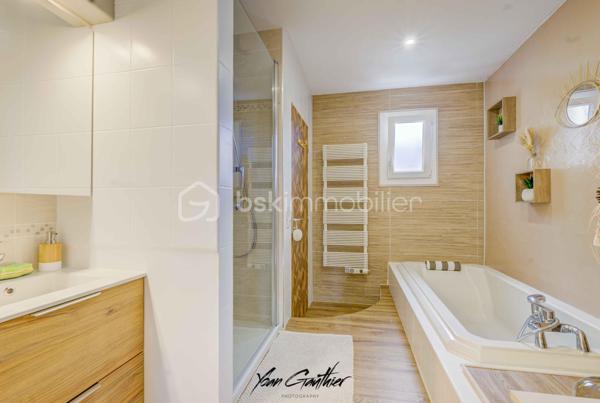 Dans un environnement calme et pavillonnaire, découvrez cette agréable maison familiale construite en 1987, offrant 130 m² habitables, de beaux volumes et une distribution parfaitement adaptée à la vie de famille.
Édifiée sur une belle parcelle paysagée de 500 m², la maison s'ouvre au rez-de-chaussée sur une entrée desservant une cuisine semi-ouverte et un agréable salon-séjour avec cheminée insert, créant une atmosphère chaleureuse et conviviale.
Dans le prolongement des pièces de vie, une belle véranda de plus de 20 m², réalisée en 2013, constitue un véritable espace supplémentaire et permet de profiter pleinement de la vue sur le jardin en toute saison.
Ce niveau dispose également d'un WC indépendant.
À l'étage, l'espace nuit se compose de quatre chambres, toutes de plus de 10 m², offrant ainsi de très beaux volumes. Parmi elles, une suite parentale vient compléter cet espace familial. Une seconde pièce d'eau ainsi qu'un WC indépendant sont également présents à l'étage.
La maison a bénéficié de plusieurs travaux et améliorations au fil des années : fenêtres remplacées en 2019, salle d'eau réalisée en 2020 et salle de bains en 2021, ainsi que la véranda en 2013.
À l'extérieur, vous profiterez d'un jardin paysagé de 500 m², agréable et soigneusement aménagé, ainsi que d'un cabanon de jardin. La propriété bénéficie également d'un double garage avec porte motorisée, particulièrement pratique au quotidien.
Côté emplacement, la maison bénéficie d'une situation idéale pour une vie de famille, avec l'ensemble des commodités accessibles à pied : écoles à proximité, collège à moins de 5 minutes, autres établissements scolaires à environ 15 minutes, commerces de proximité à environ 10 minutes et gare à environ 15 minutes.
L'accès à la Nationale 20 se fait en seulement 5 minutes en voiture, facilitant les déplacements quotidiens.
Une maison familiale aux beaux volumes, parfaitement entretenue et ne nécessitant pas de travaux, qui réunit confort, fonctionnalité et qualité de vie dans un environnement résidentiel recherché.
