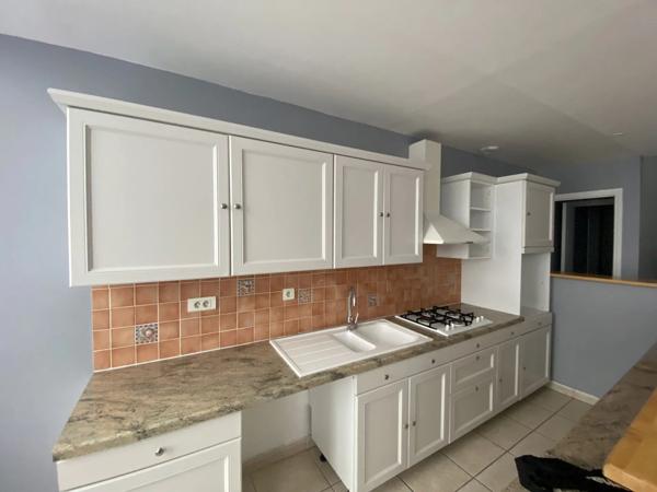 Location                                                      Appartement
                        
                     4 pièces                      80 m2                     à Saint-Quentin