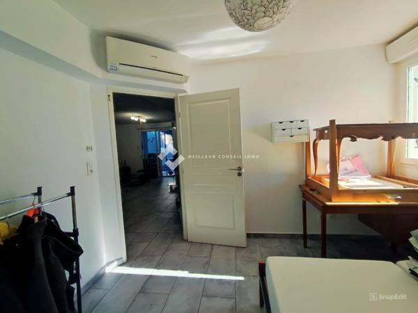appartement T3 avec terrasse , patio et place de parking