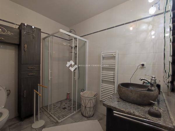 appartement T3 avec terrasse , patio et place de parking