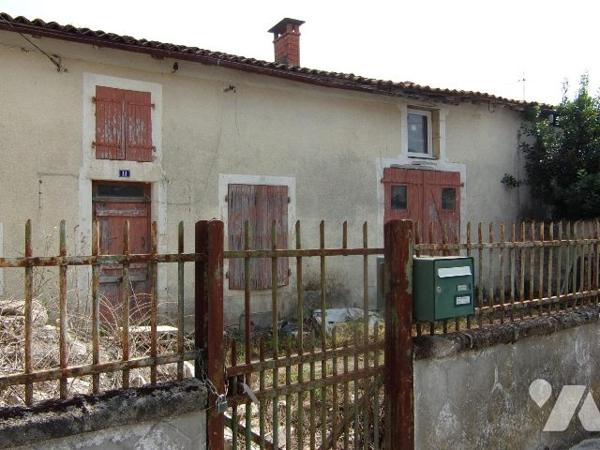 MAISON EN PIERRE A RENOVER  CENTRE BOURG