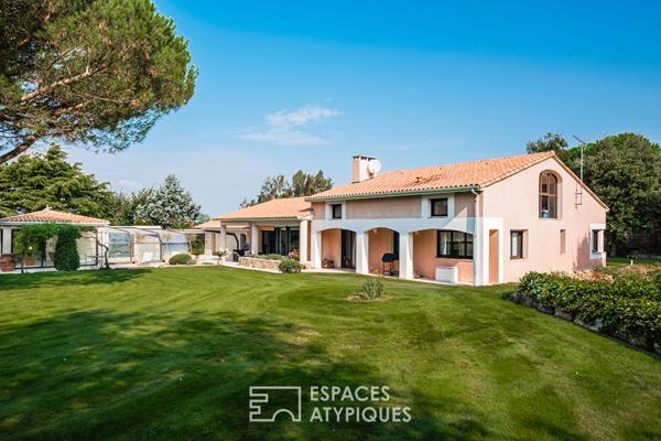 Villa d’architecte avec piscine et parc paysager
